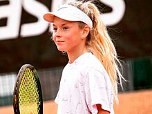 14-летняя Ксения Ефремова опубликовала фото с французским паспортом