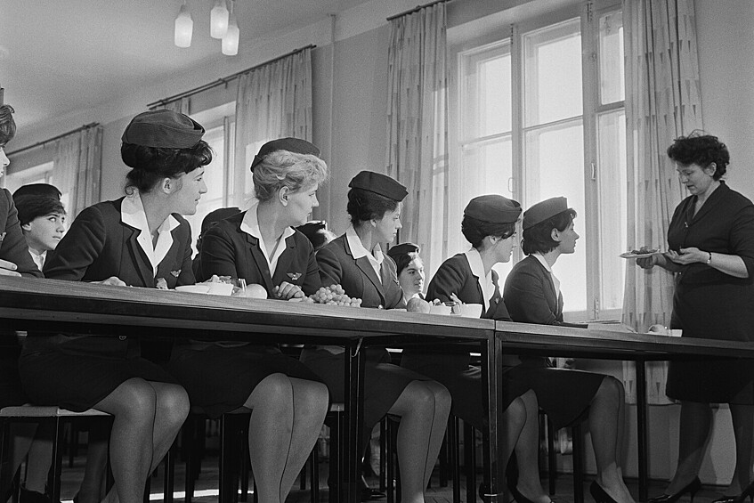 Будущие стюардессы во время занятий в Москве, СССР, 1 марта 1965 года