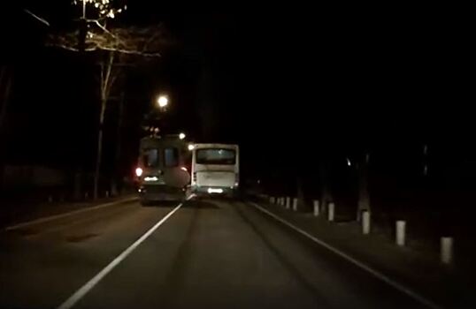 На Емельянова маршрутка обогнала автобус по встречке