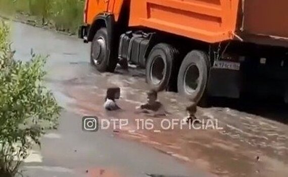 В Татарстане засняли на видео детей, купающихся в луже на дороге