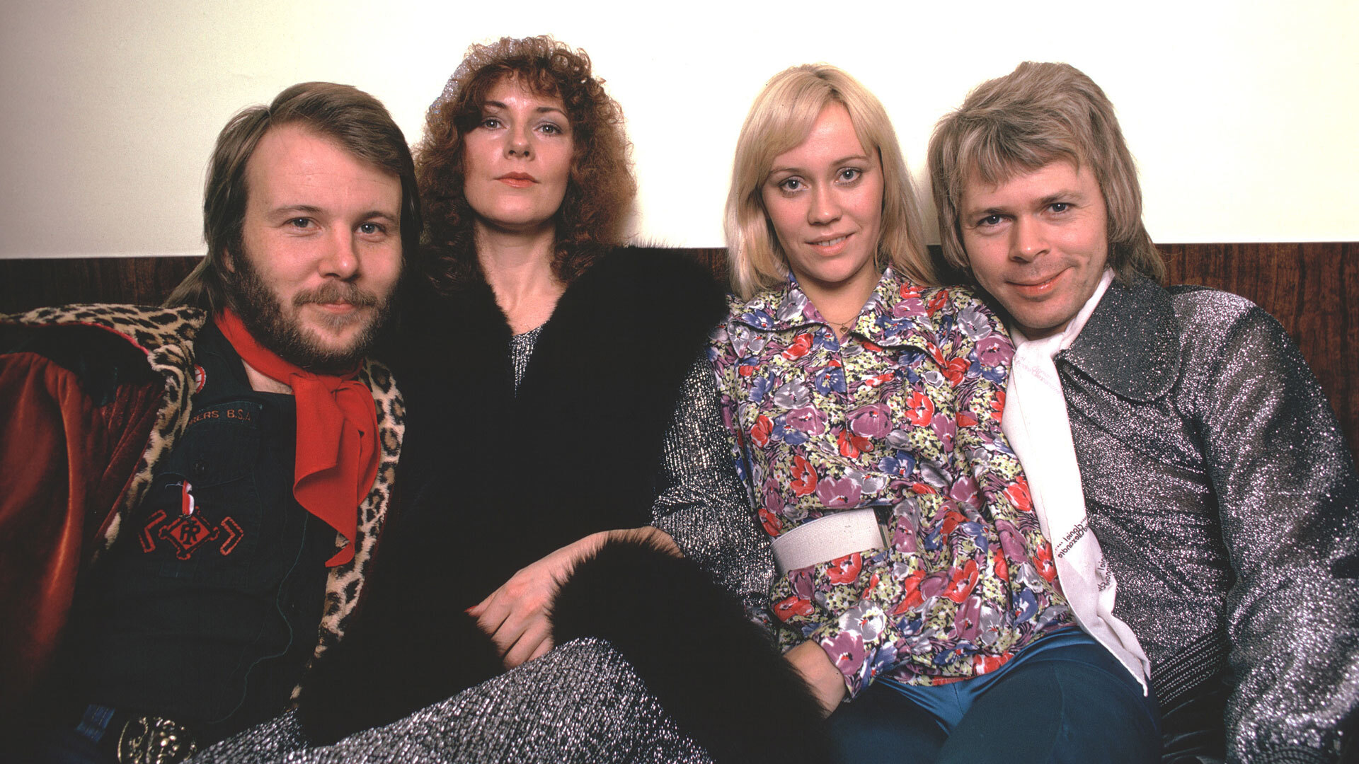 ABBA (Бенни Андерссон, Анни-Фрид Лингстад, Агнета Фельтског и Бьорн Ульвеус) играют в рулетку во время визита в Лондон, 1975 год