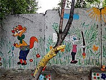 В Челябинской области юные художницы разрисовали ограду социального приюта