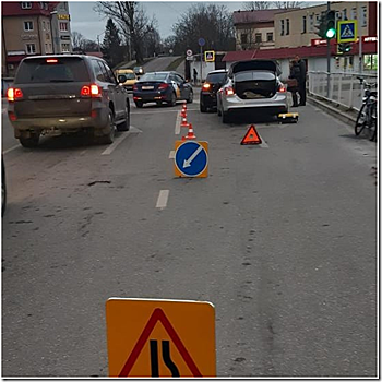 Под Калининградом, врезавшись в дерево, водитель «Форда» оказался заблокированным в загоревшемся автомобиле