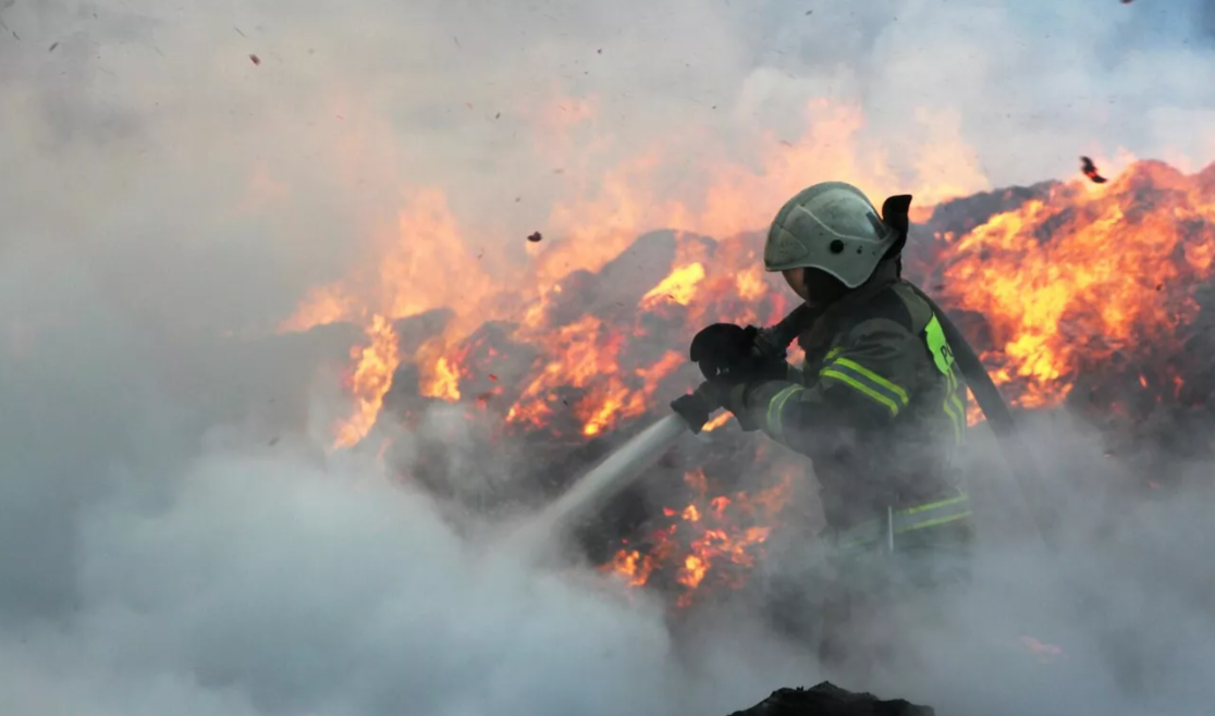 Гараж с заполненным бензовозом загорелся в российском городе