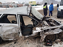 В Энгельсе «двенадцатая» врезалась в КамАЗ. Трое пострадавших