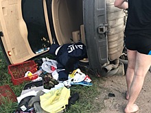 В поселке Коккорево микроавтобус с людьми не вписался в поворрт и перевернулся