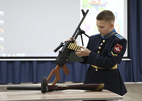 Оренбургские президентские кадеты представили более 60 моделей оружия и военной техники на выставке военно-технического творчества