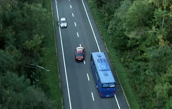 Видео: автобус промчался по "встречке" на глазах сотрудников ГИБДД