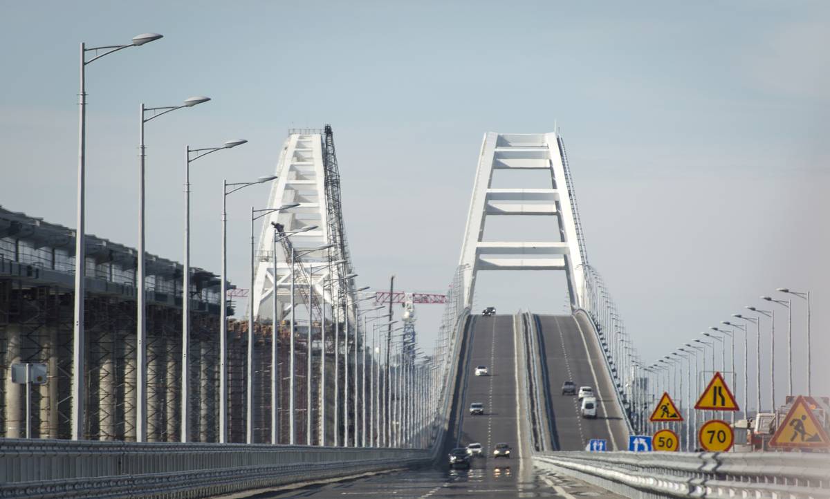 Движение транспорта по Крымскому мосту временно перекрыли
