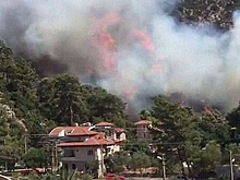 На турецком курорте лесной пожар перешел на территорию отеля