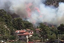 На турецком курорте лесной пожар перешел на территорию отеля