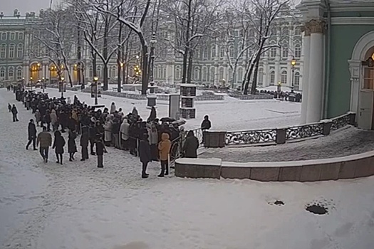 Посетители Эрмитажа выстроились на Дворцовой площади и доходили до Александровской колонны