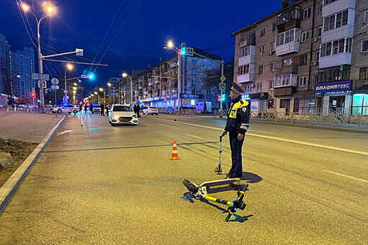 В Екатеринбурге самокатчик не выжил после столкновения с автомобилем