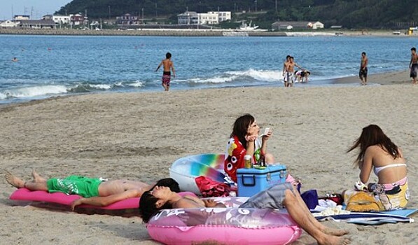 Рядом с Фукусимой открылся пляж