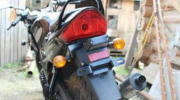 В Верхнекамском районе пассажир мотоцикла упал во время движения: пострадавшего госпитализировали