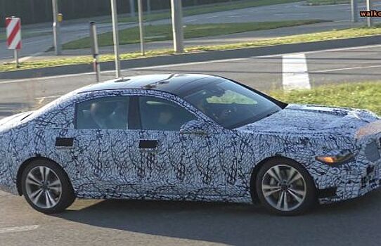 В Сети появились шпионские снимки кабины Mercedes S-класса с большим дисплеем