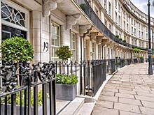 Бездомный стал жить на крыльце дома миллиардера и носить люксовую одежду