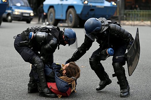 Более 70 "желтых жилетов" задержаны в Париже