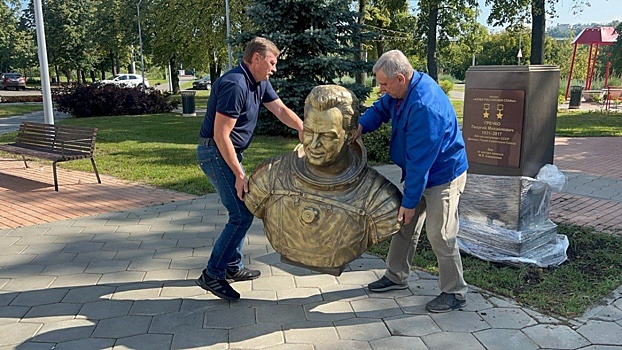 Памятник космонавту Георгию Гречко вернулся к Нижегородскому планетарию