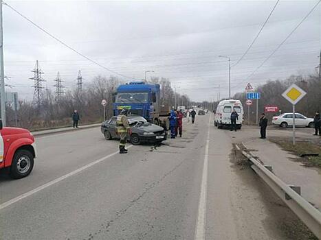 Водитель легковушки столкнулся с МАЗом под Самарой