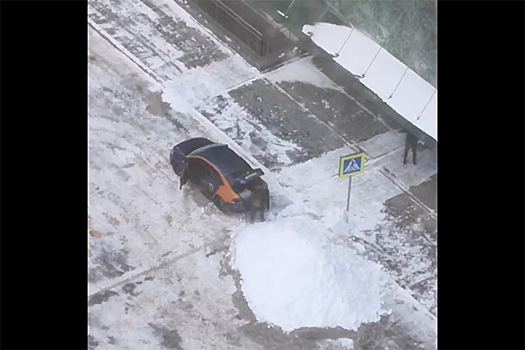 Мужчина в Москве заполнил багажник каршерингового автомобиля снегом 