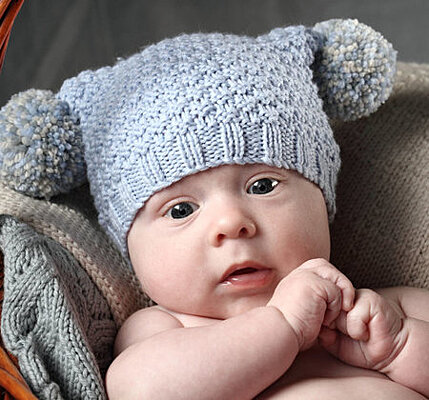 Лучший подарок для новорожденного малыша — шапочка вязаная спицами