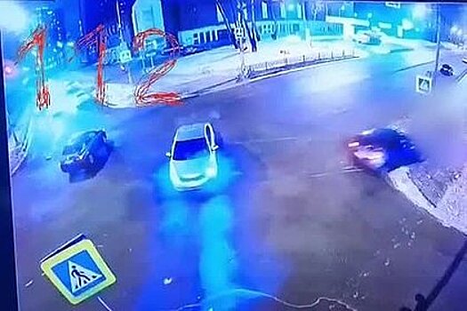 Россиянка влетела на автомобиле в толпу пешеходов и попала на видео