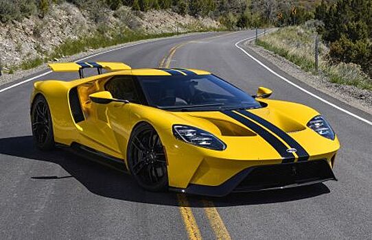 14-летний подросток дрифтует на Ford GT на заснеженной трассе