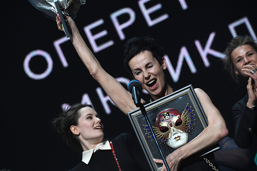 Лауреат театральной премии "Золотая маска" в номинации "Лучший спектакль в оперетте/мюзикле" ("Суини Тодд, маньяк-цирюльник с Флит-стрит"), директор Театра на Таганке Ирина Апексимова во время церемонии вручения премии в Москве, 15 апреля 2018 года