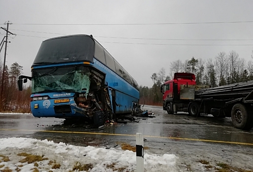 В Тюменской области столкнулись омский пассажирский автобус и фура