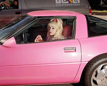 Фонд современного искусства Cartier открыл фотовыставку об автомобилях