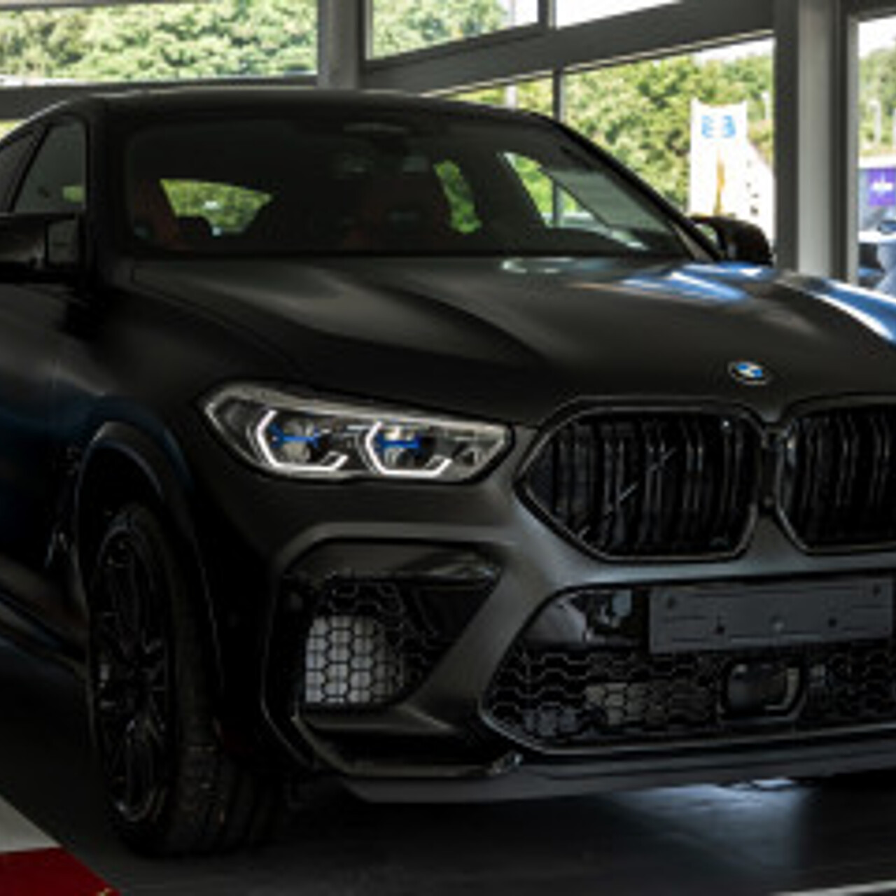 BMW X6 M Competition (F96) с индивидуальным лакокрасочным покрытием цвета  Frozen Black - Рамблер/авто