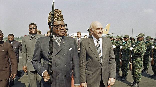 С леопардом на плече: топ самых странных и удивительных костюмов политиков