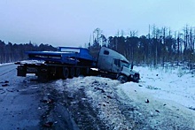 На тюменской трассе легковушка залетела под фуру и загорелась