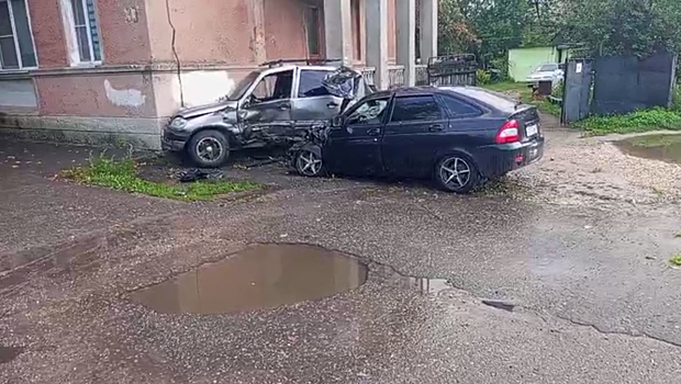 Пьяный водитель влетел в автомобиль и дом в Заволжье