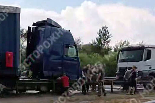 Водители сняли на видео длинную пробку в Раменском из-за ДТП с фурами