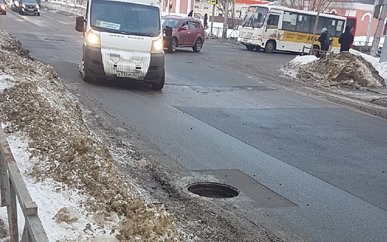На рязанской улице пользователи соцсетей обнаружили открытый люк