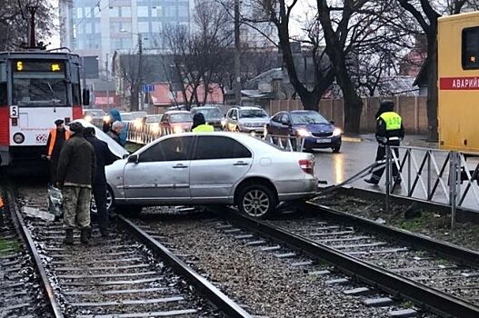 Из-за ДТП на улице Коммунаров в Краснодаре встали трамваи