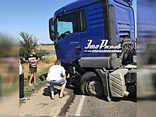 Под Ростовом столкнулись «Нива» и грузовик: прицеп перекрыл трассу