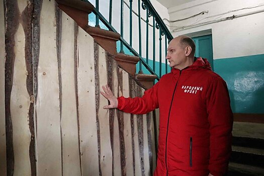 Жильцам дома на Щорса,41 предложили самим восстановить стены подъезда, сломанные неизвестной женщиной