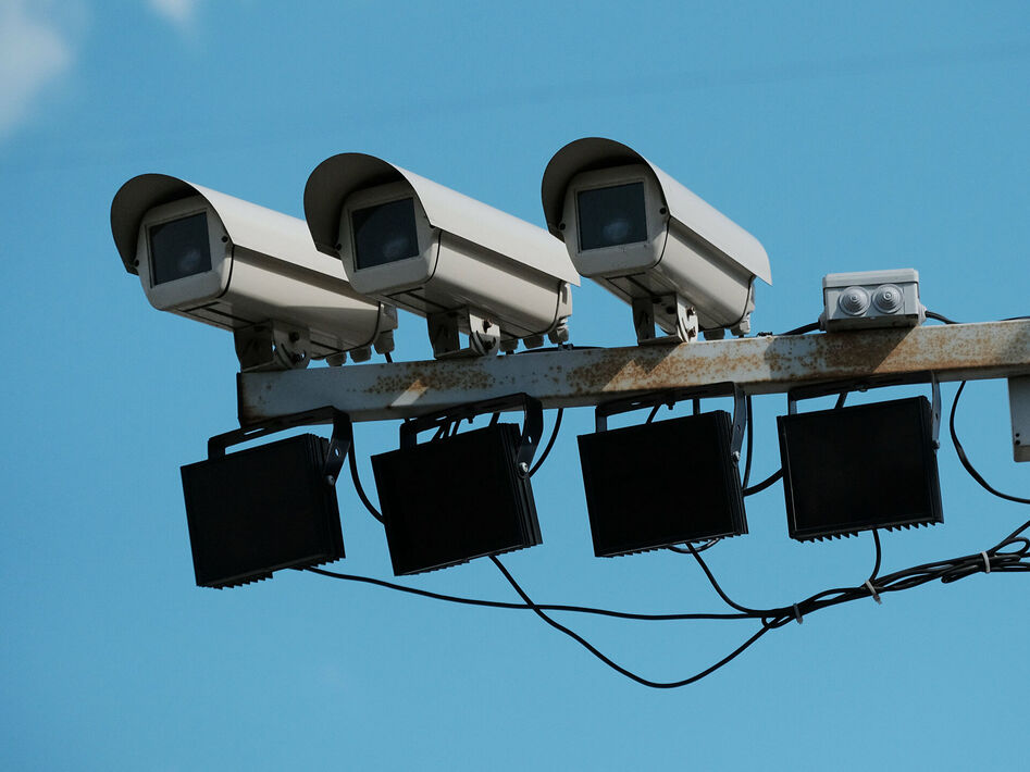 камеры видеонаблюдения на дорогах.