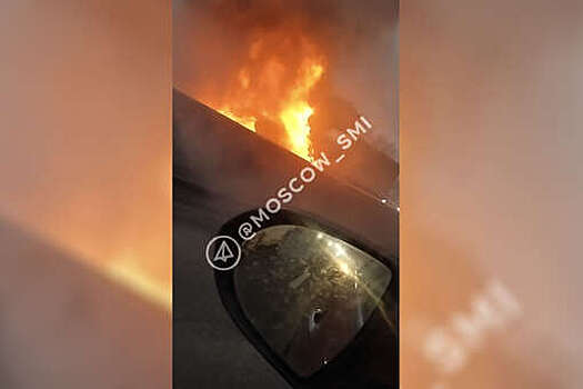 На МКАД на видео сняли вспыхнувшее авто, затруднившее движение