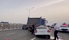 4 человека получили травмы после столкновения легковушки и грузовика в Волгограде