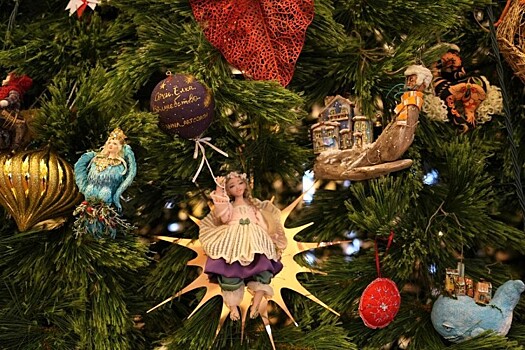 «УДИВИтельный МИР» в Сочи: елочные игрушки со всего света представили в Зимнем театре