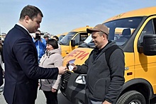 Виталий Хоценко передал сельским школам Омской области 46 новых автобусов