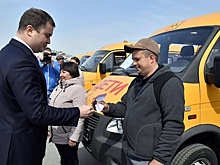 Виталий Хоценко передал сельским школам Омской области 46 новых автобусов