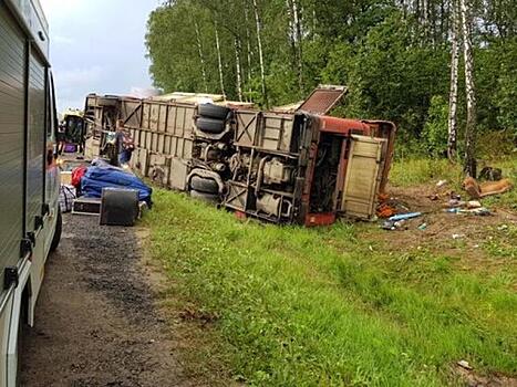 16 пострадавших после опрокидывания автобуса на бок остаются под наблюдением врачей