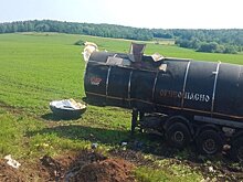 В Оренбуржье перевернувшаяся автоцистерна с нефтепродуктами нанесла ущерб посевам