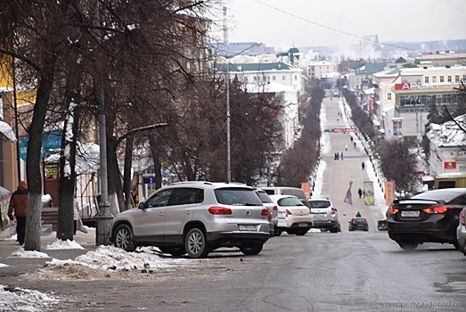 В Пензе вопреки запретам паркуют авто на ул. Московской