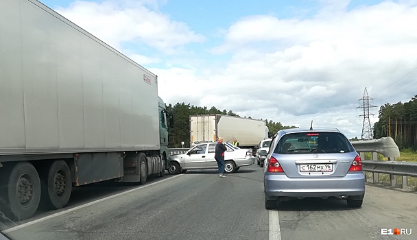 «Стоим уже 40 минут»: на ЕКАД собралась большая пробка из-за аварии с фурой